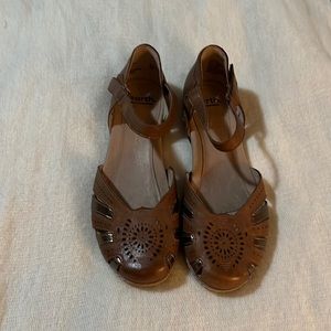 A pair of women’s “Earth” flat shoes size 10